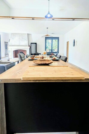 Dining - Villa 8 P/piscine/clim 5 minutes from Pont du Gard, near Uzès Nîmes & Avignon (Castillon-du-Gard)