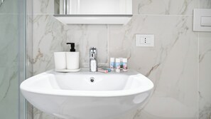 Shower, hair dryer, bidet, towels - Italianway Easy - The B Village Standard Apt AT02 (Milano)