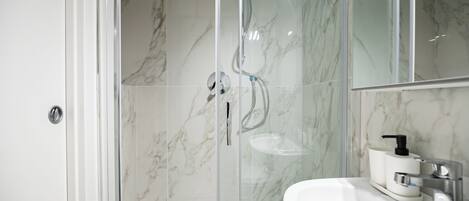 Shower, hair dryer, bidet, towels