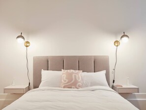 3 bedrooms, desk, iron/ironing board, travel cot - 3 Bedroom Apt in Downtown Montreal (Montreal)