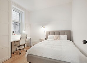 3 habitaciones, escritorio y tabla de planchar con plancha 