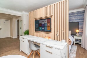 1 bedroom, iron/ironing board, WiFi, bed sheets - Modern Hotel-Studio wKing Bed, 5 mins to V&A & CTICC-Convention Centre (Cape Town)