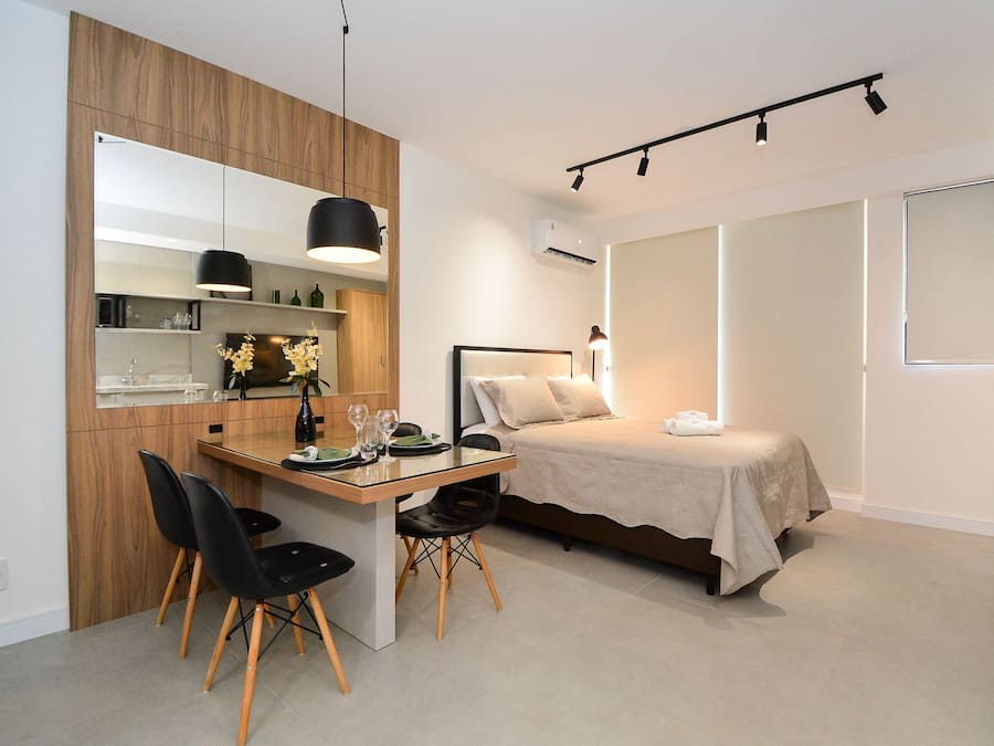 Apartamento | Cortinas blackout, ferros/tábuas de passar roupa, Wi-Fi de cortesia