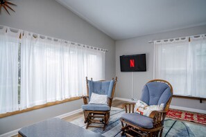 TV, books, printers - 3/1 Wooded Nature Retreat Near Lakes and Skiing (Antioch)
