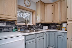 Fridge, microwave, oven, stovetop - 3/1 Wooded Nature Retreat Near Lakes and Skiing (Antioch)