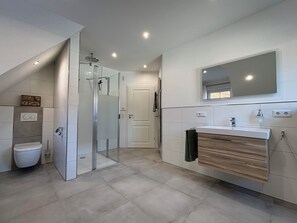 Hair dryer, towels, soap, toilet paper - Vacation apartment zum Mühlbach, Franconian Lake District, 108sqm (Windsbach)