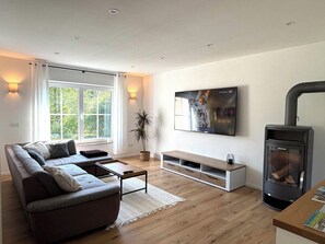 Smart TV, video games, DVD player - Vacation apartment zum Mühlbach, Franconian Lake District, 108sqm (Windsbach)
