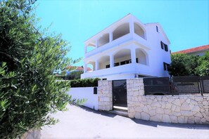 Außenseite Ferienhaus [Sommer]