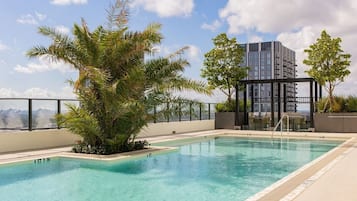 2 outdoor pools