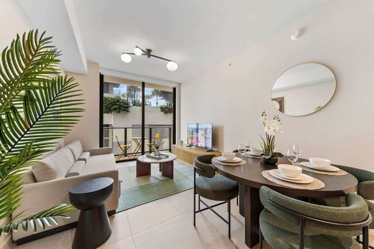 Classic Condo, 1 King Bed with Sofa bed, Kitchen, City View | In-room dining