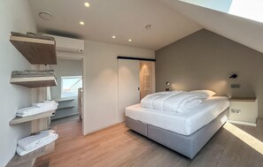 8 bedrooms, travel cot, free WiFi - Cozy home in Oostduinkerke with WiFi (Oostduinkerke)