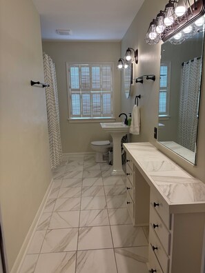 Hair dryer, towels, soap, toilet paper - 2 min from Harding and local park! Peaceful 3BR with alfresco dining area! (Searcy)