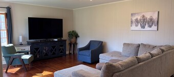 2 min from Harding and local park! Peaceful 3BR with alfresco dining area!
