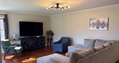 2 min from Harding and local park! Peaceful 3BR with alfresco dining area!