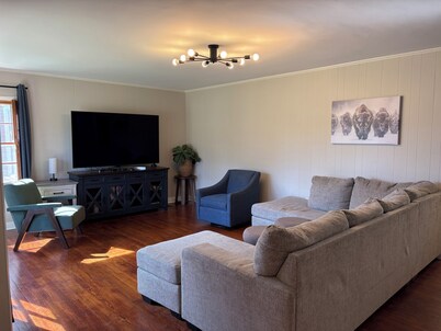 2 min from Harding and local park! Peaceful 3BR with alfresco dining area!