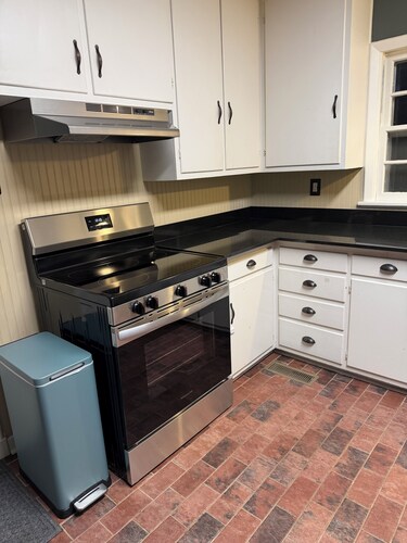 2 min from Harding and local park! Peaceful 3BR with alfresco dining area!