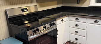 2 min from Harding and local park! Peaceful 3BR with alfresco dining area!