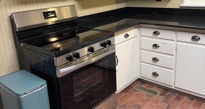 2 min from Harding and local park! Peaceful 3BR with alfresco dining area!