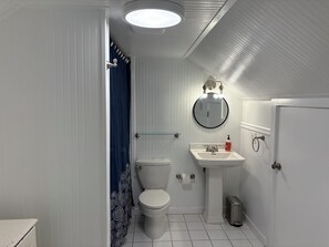 Haartrockner, Handtücher, Seife, Toilettenpapier