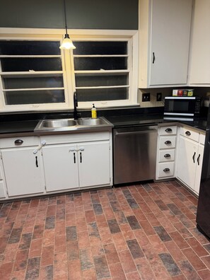 Private kitchen - 2 min from Harding and local park! Peaceful 3BR with alfresco dining area! (Searcy)
