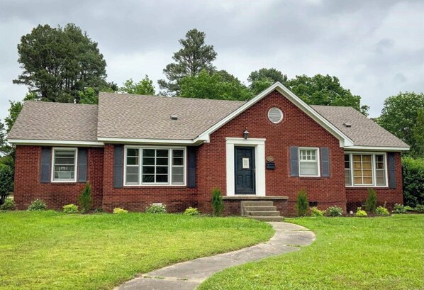 Exterior - 2 min from Harding and local park! Peaceful 3BR with alfresco dining area! (Searcy)
