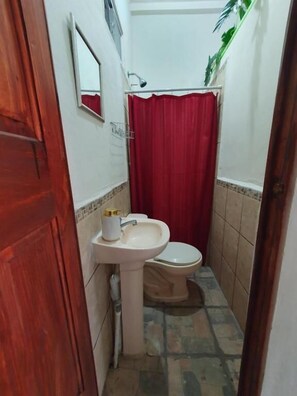 Shower, soap, shampoo, toilet paper - Zacatecoluca House (Zacatecoluca)