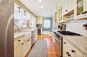 Private kitchen - Cozy 3-bedroom cottage in water-privileged community minutes from Annapolis, MD (Severna Park)