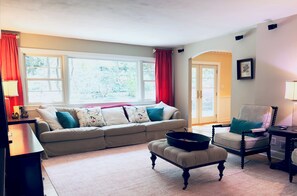 Smart TV, chimenea y libros 