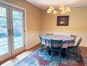 Dining - Cozy 3-bedroom cottage in water-privileged community minutes from Annapolis, MD (Severna Park)