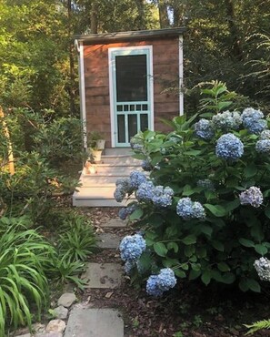 Property grounds - Cozy 3-bedroom cottage in water-privileged community minutes from Annapolis, MD (Severna Park)