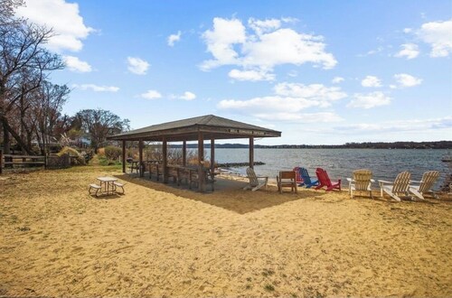 Cozy 3-bedroom cottage in water-privileged community minutes from Annapolis, MD