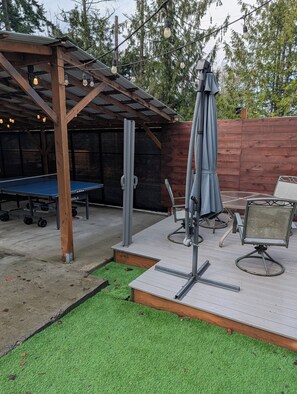 Outdoor dining - Perfect 2-bedroom cabin - your official basecamp for your Port Angeles getaway (Port Angeles)