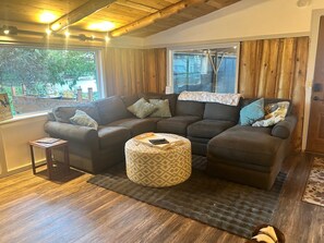 Living area - Perfect 2-bedroom cabin - your official basecamp for your Port Angeles getaway (Port Angeles)