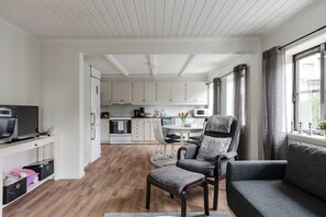 Smart TV - Linneby 5 minutes from center, private parking in the yard (Uddevalla)