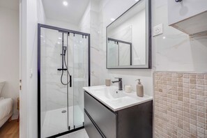 Apartment | Bathroom - Modern Apartment 1br/4p - Levallois (Levallois-Perret)