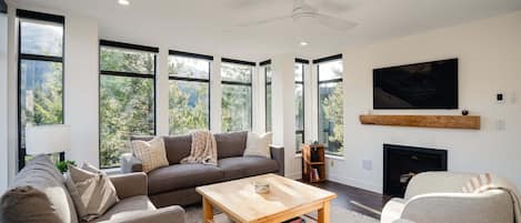 Departamento, varias camas, patio, vista a la montaña (Cedar Sky at Ravencrest) | Área de sala de estar