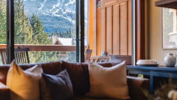 House, Multiple Beds, Hot Tub, Mountain View (Harmony Chalet at Montebello) | Living area