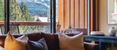 Maison, plusieurs lits, bain à remous, vue montagne (Harmony Chalet at Montebello) | Coin séjour