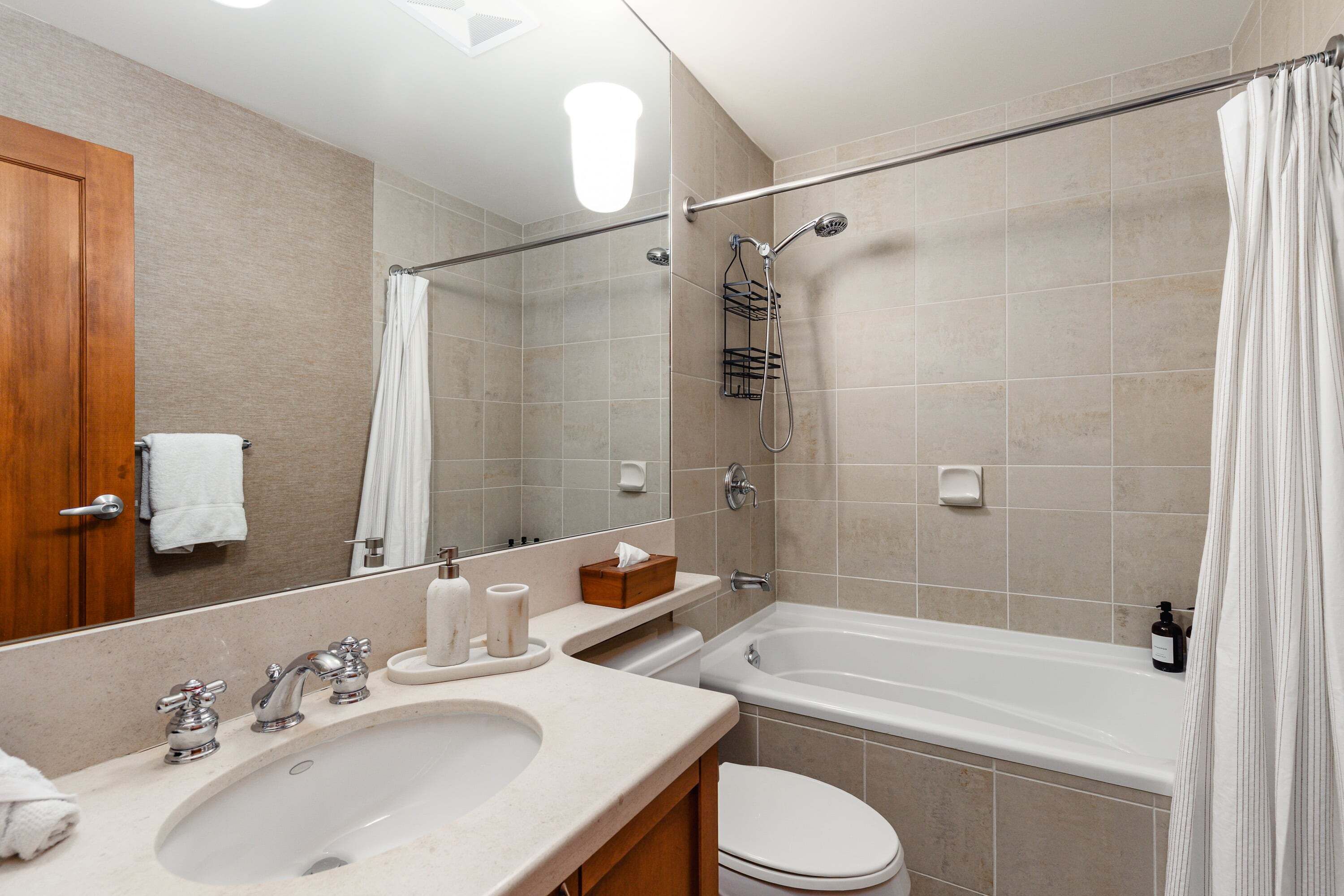 Un baño con lavabo, inodoro, bañera y ducha.