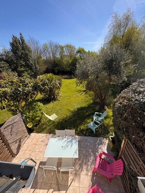 Outdoor dining - South facing - terrace - garden and beach of Pouldu (Clohars-Carnoët)