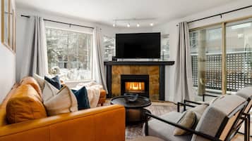 Condo, Plusieurs lits, baignoire à remous, vue sur la montagne (The Altitude at Valhalla) | Aire de séjour