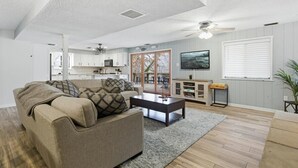 Una sala de estar moderna con un sofá, una mesa de centro y un televisor.