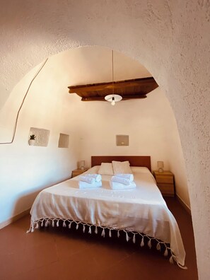 1 bedroom, desk, iron/ironing board, travel cot - Dimora del Fragno – Trullo, garden and relax 5 minutes from the Castellana Caves (Puglia)