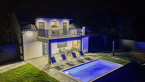 A modern house with a pool, outdoor seating, and a balcony. - Amazing home in Banfi (Banfi)