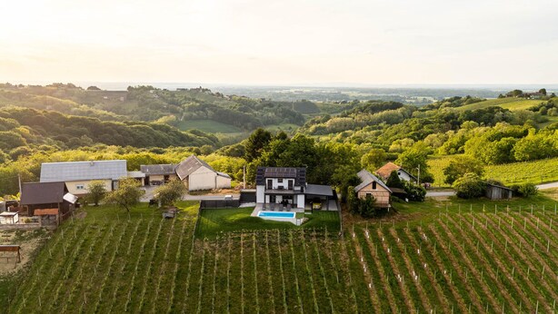 A rural property with a swimming pool, vineyard, and several buildings. - Amazing home in Banfi (Banfi)