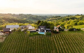 A rural property with a swimming pool, vineyard, and several buildings. - Amazing home in Banfi (Banfi)