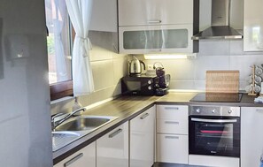 Fridge, oven, stovetop, dishwasher - Awesome home in Slunj with sauna (Slunj)