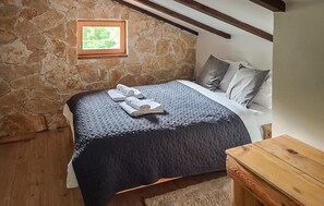 4 bedrooms, iron/ironing board, travel crib, free WiFi - Awesome home in Slunj with sauna (Slunj)