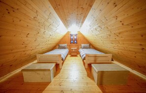 2 bedrooms, iron/ironing board, travel cot, free WiFi - Pet friendly home in Brebrovac with WiFi (Brebrovac)