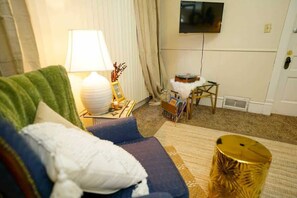 Living area - Vintage Apartment Near NDSU and Downtown Fargo (Fargo)